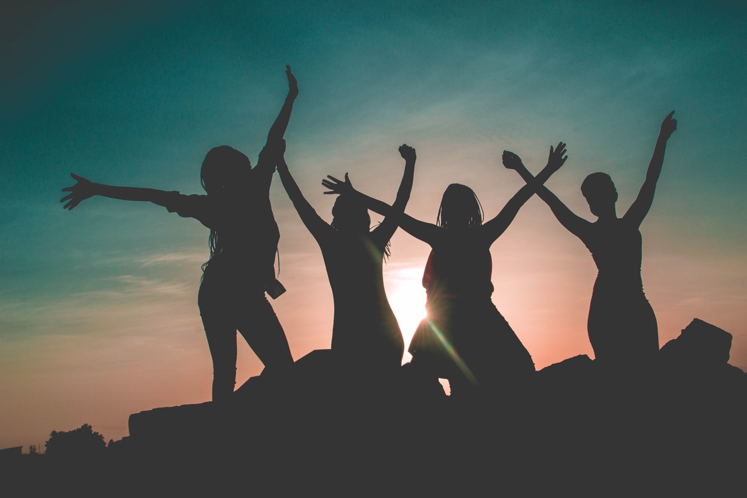 Grupo de mulheres curtindo o pôr do sol